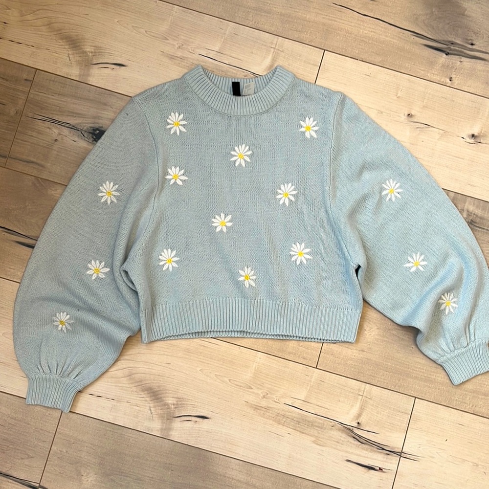 Sweater with daisies